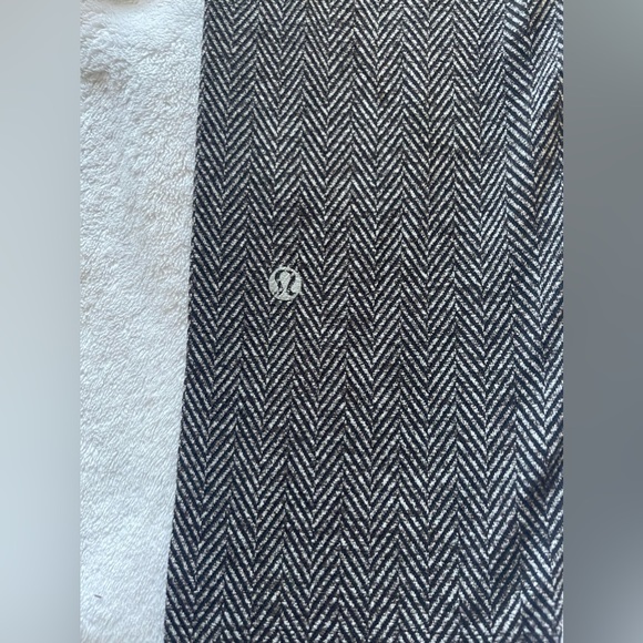 LULULEMON LEGGINGS, size 8 - Picture 3 of 4